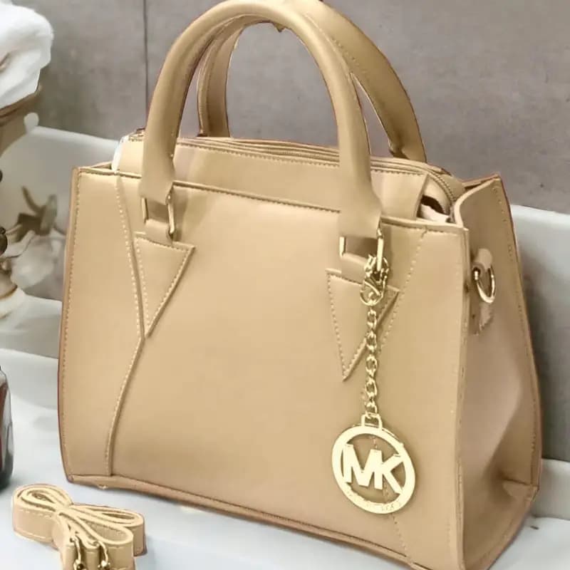 New  High Quality Shoulder Bag For Girls
 Premium Quality
 Attractive  Lock
 Stylish & Unique 
 Size 10 By 8 Inches 
 Unique Handle 
 5 Colours 
 Material : Parachute